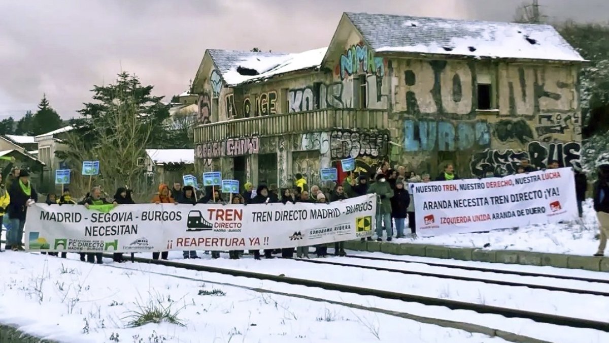 Manifestación en la estación de Robregordo-Somosierra en defensa del Tren Directo.