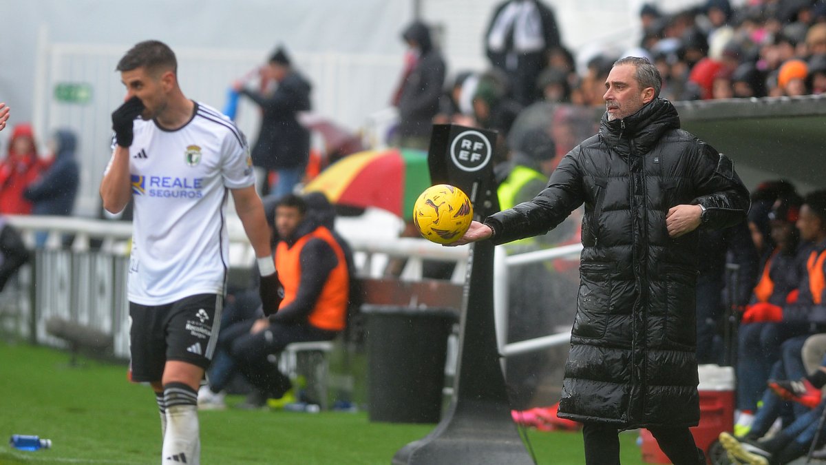 Bolo devuelve un balón durante el partido contra el Sporting.
