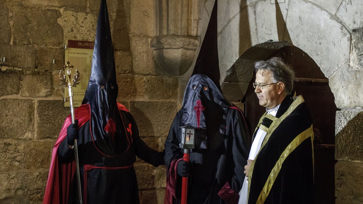 Un cofrade acompaña al preso indultado, en el centro, en la procesión de la Soledad de Burgos de 2016, último año en el que Interior concedió esta gracia a la agrupación.