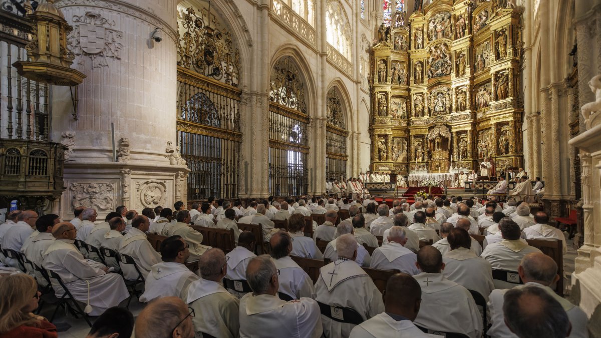 Un gran número de sacerdotes con actividad pastoral en la ciudad y en la provincia acudió a la Catedral para la misa crismal.