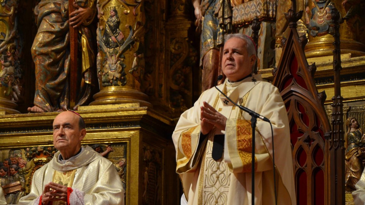 Fidel Herráez y Mario Iceta en el altar mayor de la Catedral de Burgos.
