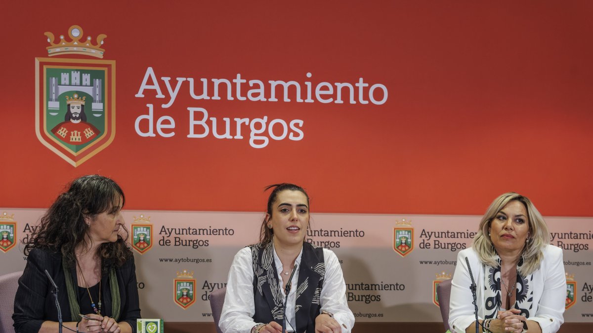 De izquierda a derecha: Esther Catalina (Oficina de Voluntariado), Andrea Ballesteros (Concejal Servicios Sociales) y Mila del Campo (concejal responsable de voluntariado).