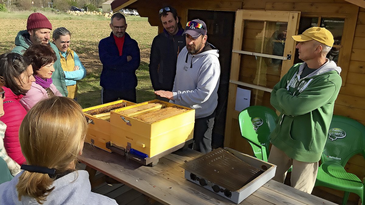 José Luis Lejonagoitia (Miel de Frías) explica los instrumentos que se emplean en la apicultura a un grupo participante en las visitas guiadas que organiza desde el pasado mes de abril.