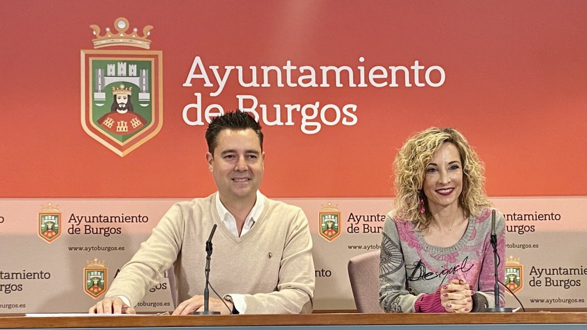 Los concejales socialistas Daniel de la Rosa y Blanca Carpintero en rueda de prensa