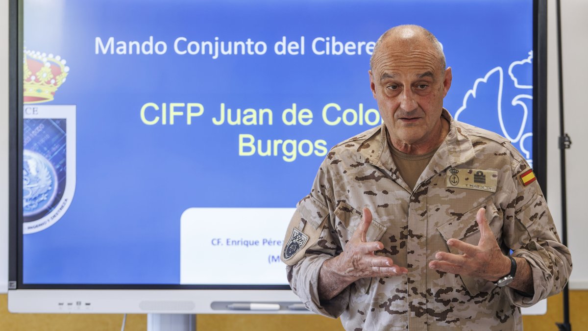 Enrique Pérez de Tena, miembro del Mando Conjunto del Ciberespacio, durante su ponencia a los alumnos de IES Juan de Colonia