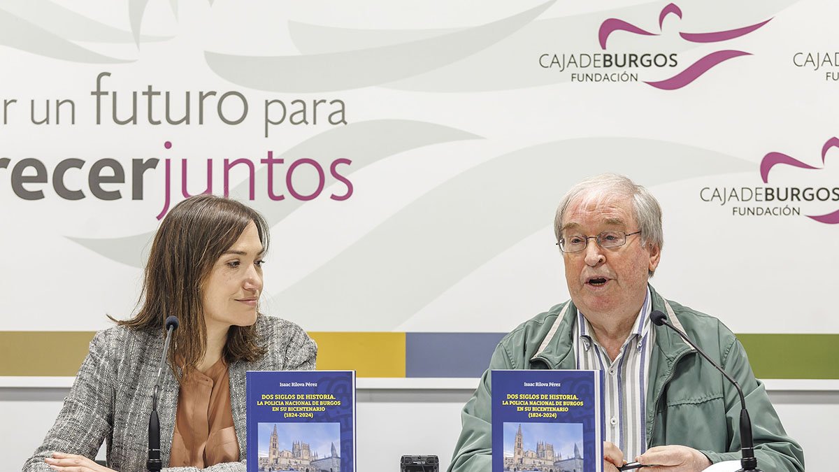 Beatriz Rodríguez, de la Fundación Caja de Burgos, junto al autor del libro, el historiador Isaac Rilova.