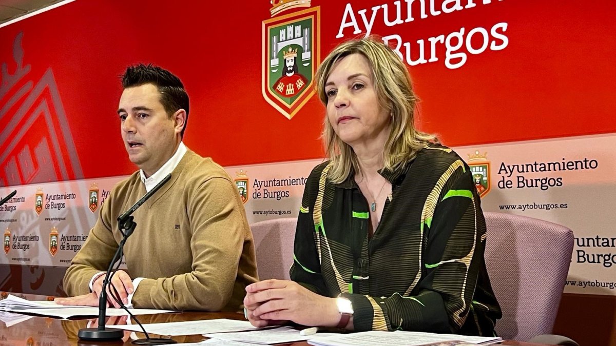 Daniel de la Rosa y Sonia Rodríguez en rueda de prensa, en la sala del Ayuntamiento de Burgos.