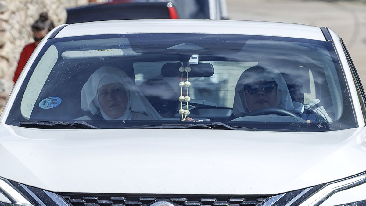 Dos de las monjas en un coche, en las inmediaciones del monasterio de Santa Clara de Belorado.