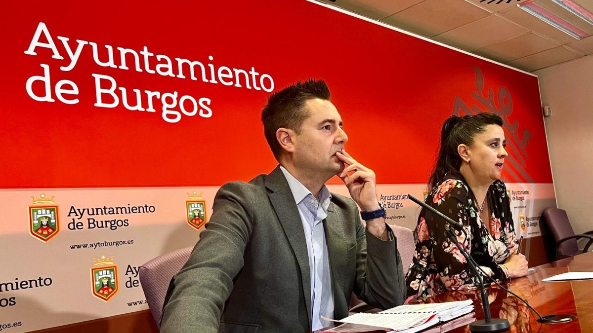 Los concejales socialistas Daniel de la Rosa y Virginia Escudero.