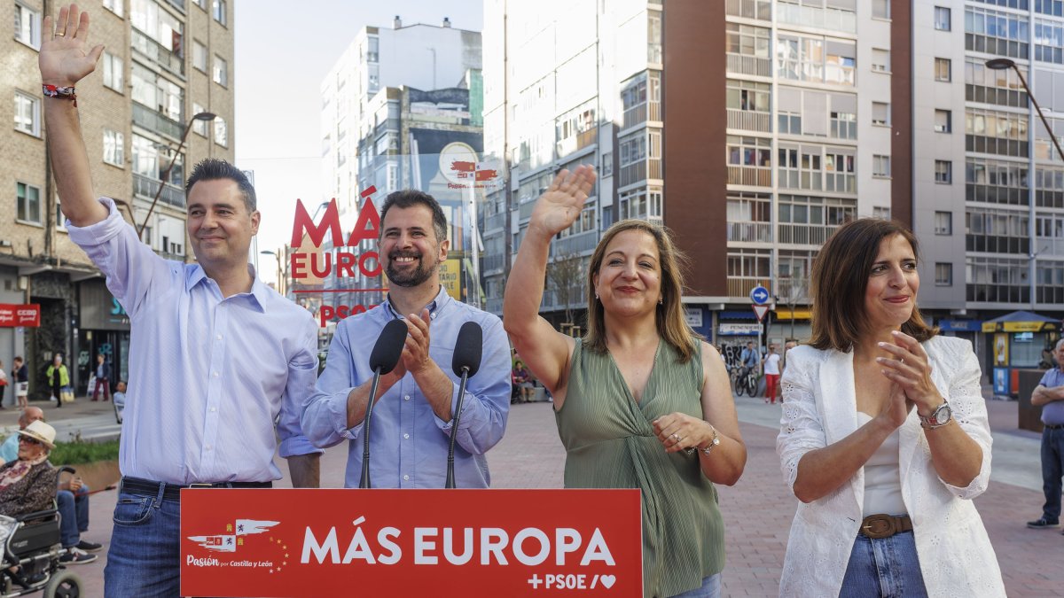 Daniel de la Rosa, Luis Tudanca, Iratxe García y Esther Peña en un acto de campaña de las elecciones europeas en Burgos.
