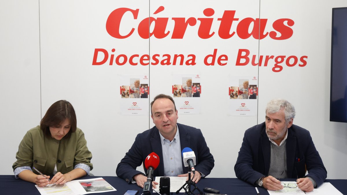 Mario Vivanco, delegado de Cáritas Burgos, acompañado por María Gutiérrez, coordinadora de Acción Social, y Jorge Simón, director de la entidad.