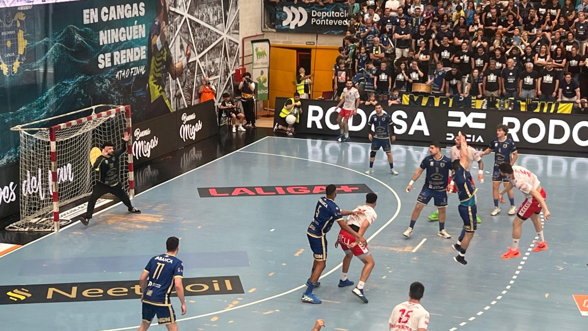 El UBU San Pablo Burgos durante su partido en Cangas.
