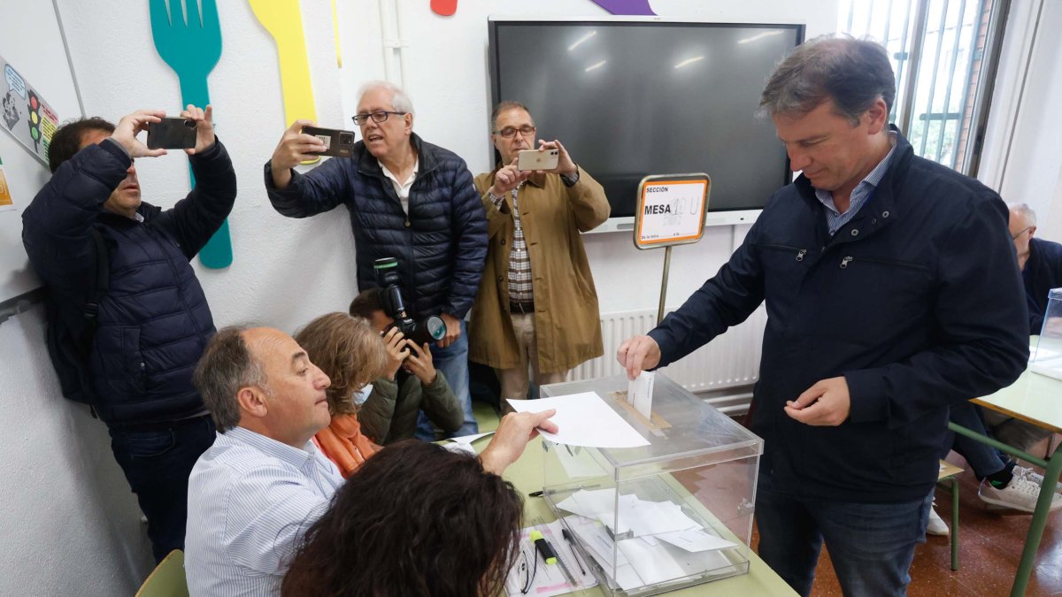 El presidente del PP de Burgos, Borja Suárez, vota en las elecciones europeas.