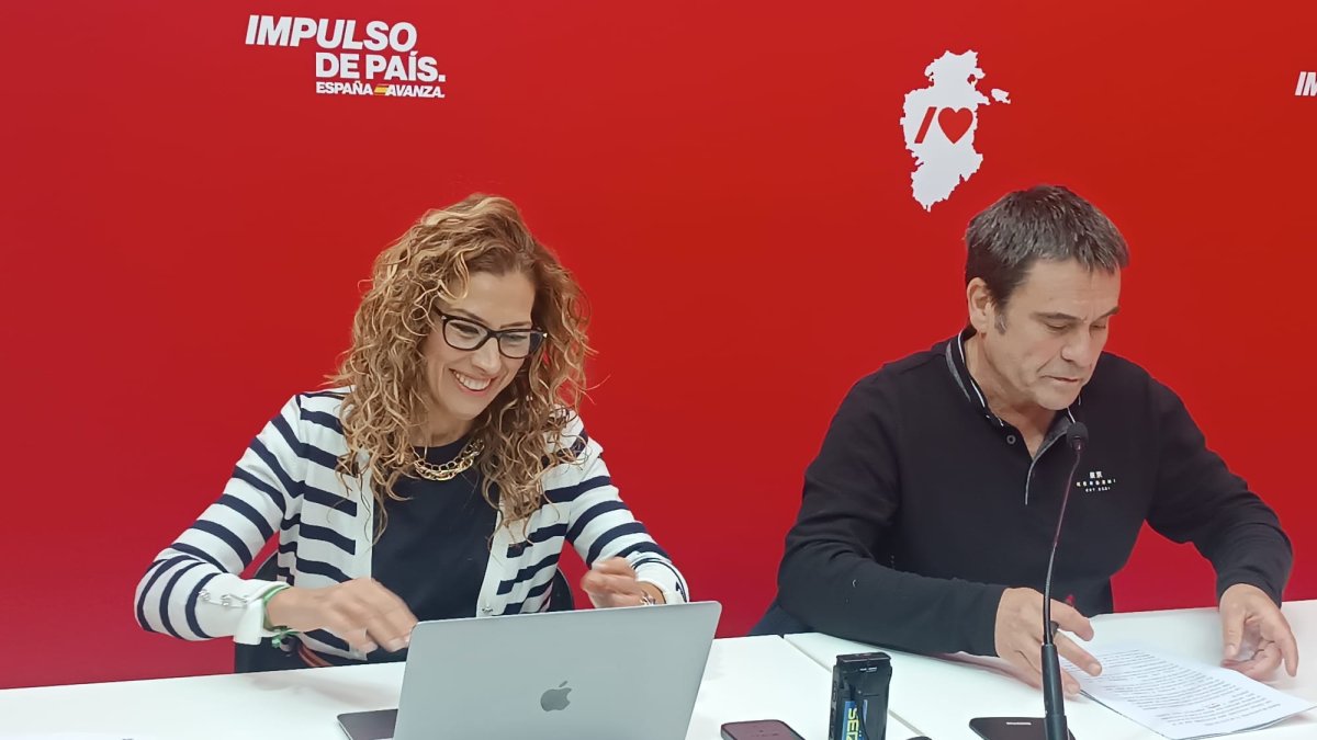 Los procuradores del PSOE, Virginia Jiménez y Jesús Puente, en rueda de prensa.