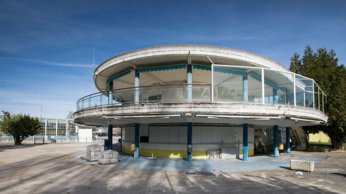 Estado del edificio central de las piscinas de verano de El Plantío.