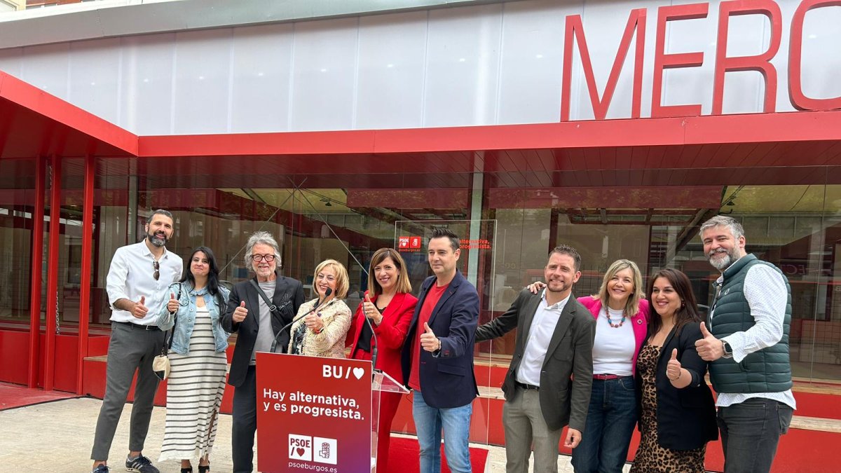 Diez de los doce concejales del PSOE durante el balance del primer año de Gobierno de Cristina Ayala, frente al mercado provisional de plaza de España.
