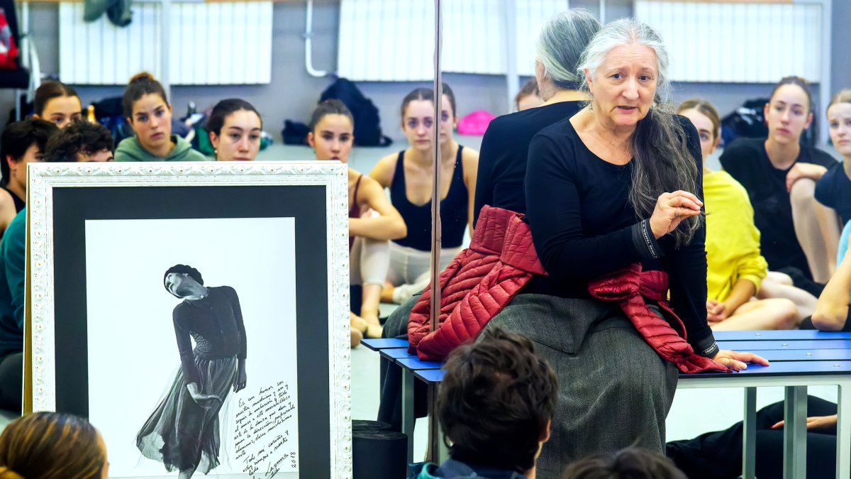 La bailarina Ana Laguna mantiene una charla con el alumnado de 5º y 6º de Danza Clásica de la Escuela Profesional de Danza de Castilla y León de Burgos.