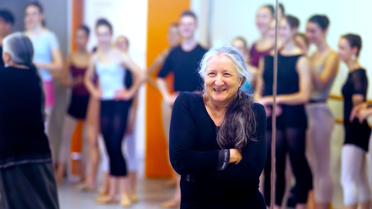 La bailarina Ana Laguna en una de las clases de la Escuela Profesional de Danza de Castilla y Leon en Burgos.