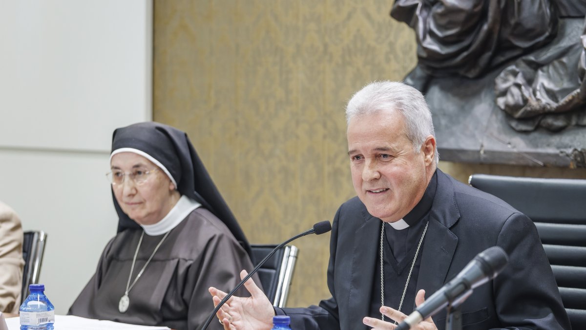 El arzobispo de Burgos, Mario Iceta, explica los nuevos pasos a dar tras las ecomunión de las diez ya exreligiosas de Belorado, junto a la secretaria de la Federación de Hermanas Clarisas, Carmen Ruiz.