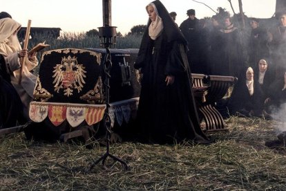 Plano de la película 'La corona partida' que recrea la conocida obra pictórica de Francisco Pradilla 'Doña Juana la Loca'. MANUEL FIESTAS MORENO