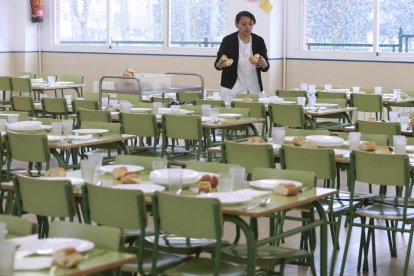 Una trabajadora prepara el comedor escolar, en una imagen de archivo. RAÚL OCHOA