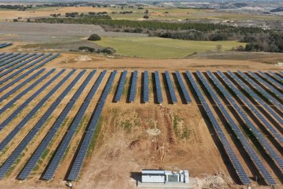 Eólica. Es una fuente de generación limpia, renovable, autóctona e inagotable que se obtiene al transformar en electricidad la energía cinética del viento.