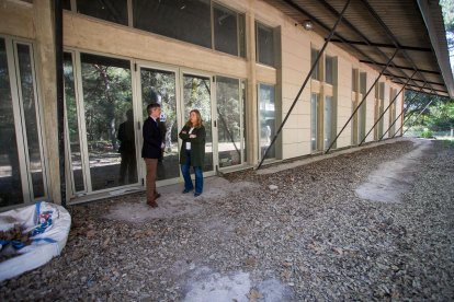 Cristina Ayala con Juan Manuel Manso en la visita al edificio principal del complejo que hoy se usa como trastero y donde el PSOE plantea ubicar Protección Civil.