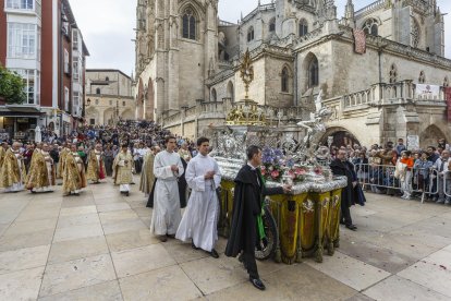 La carroza de plata con la Custodia al comienzo de la procesión.