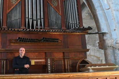 El organista de la Sagrada Familia Juan de la Rubia y el coro Schola Antiqua ofrecieron un magistral concierto en la Colegiata de la Asunción