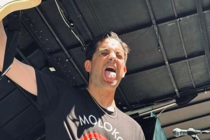 Carlos Saldaña, más conocido como Páter, tras su actuación con Green Silly Parrots en el Sonorama 2023.