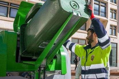 La nueva apertura del contenedor de vidrio está adaptada a los cubos de reciclaje de los establecimientos.