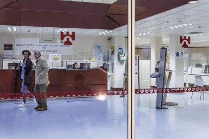 Varias personas en la planta baja del Ayuntamiento de Burgos.