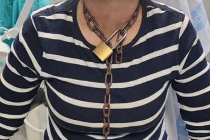 Imagen de la víctima con la cuerda y las cadenas.