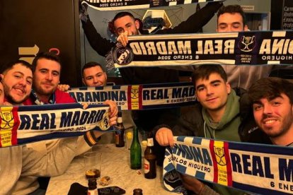 Un grupo de jóvenes disfrutan de la tarde antes de ir al partido