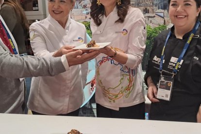 El concejal de Turismo con un grupo de profesionales en el stand de Burgos.
