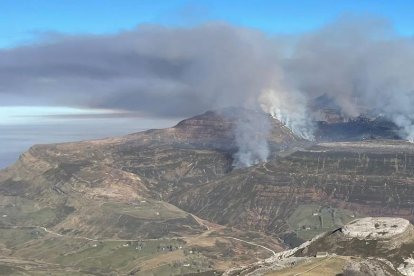 El incendio en Estacas de Trueba, activo desde el jueves, se recrudece.
