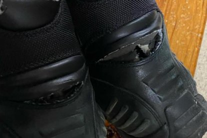 Imagen de unas botas de una agente de la Policía Local.