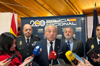 El delegado del Gobierno en Castilla y León, Nicanor Sen, durante su encuentro con la prensa