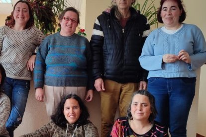 Jesús posa con sus compañeros Asun, Ana, Cristina, Cristina, Gloria, Soraya y Carolina (de izquierda a derecha)
