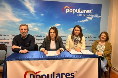 Cristina Valderas con el equipo del PP Aranda