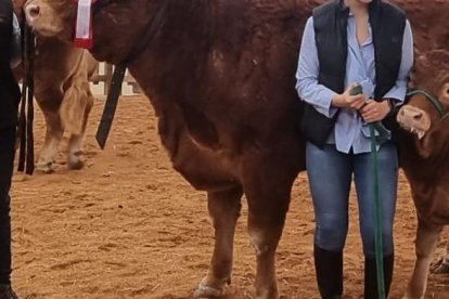 Aitor Sainz Maza, en la última edición del Salón del Vacuno de Salamanca, con Saskia y Uganda, su ternera de cinco meses y medio.