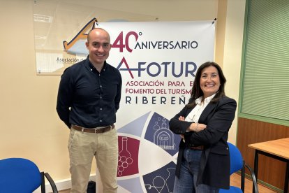 Enrique Espinel, de Civitatis, con la presidenta de Afotur, Mercedes Calvo