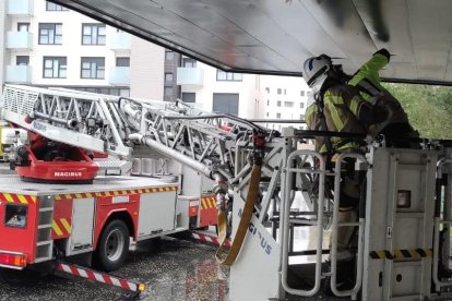 Intervención de los bomberos el Jueves Santo por la borrasca Nelson.