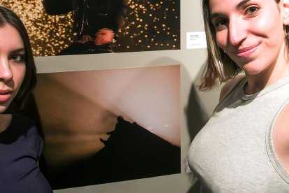 Sara Irazábal y Virginia Barbero en la sala de exposiciones Círculo Solidario.