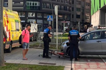 Al lugar del siniestro se han desplazado agentes de la Policía Local y una ambulancia.