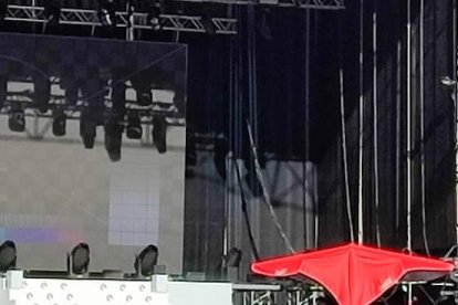 Imagen de fans apostados frente al escenario.