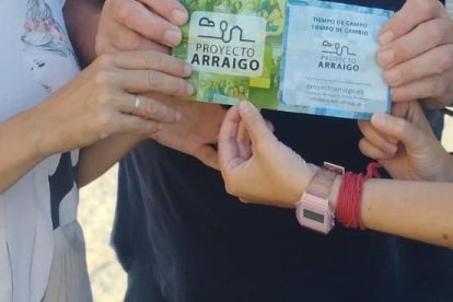 La alcaldesa de Caleruega y el ex alcalde, Lidia Arribas y José Ignacio Delgado, con las técnicos, Cristina Gómez y Cristina Martínez