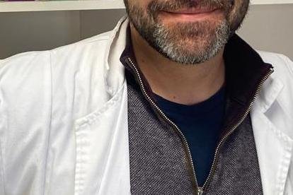 David posa en su farmacia de Caleruega
