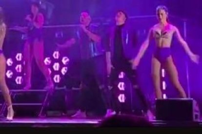 Actuación en directo de la orquesta burgalesa La Reina Show.