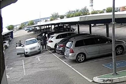 Dos detenidos por robos con fuerza en vehículos estacionados en áreas de servicio.